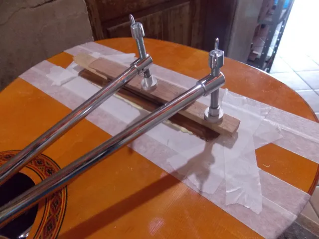 Violão com tampo laminado sendo substituído por tampo maciço de Abeto Alemão