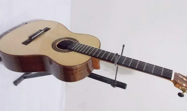 Violão Brandini com tampo de Abeto Alemão e faixa e fundo em Jacarandá Indiano