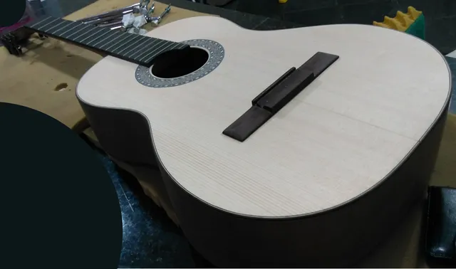 Violão Brandini com tampo de Abeto Alemão e faixa e fundo em Imbuia