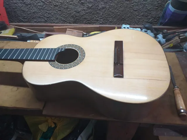 Restauração de violão Brandini com troca de tampo em andamento na bancada de trabalho