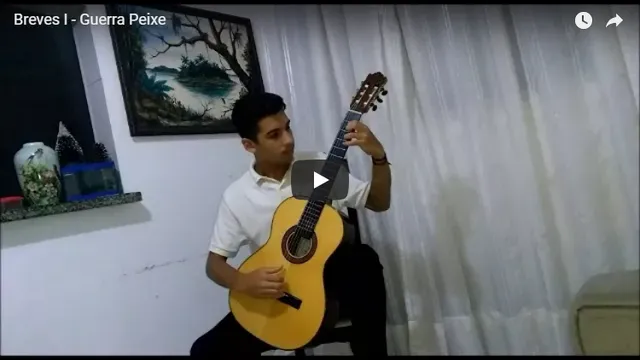 Guilherme Gaspar tocando violão Brandini durante performance de Breves I, de Guerra Peixe