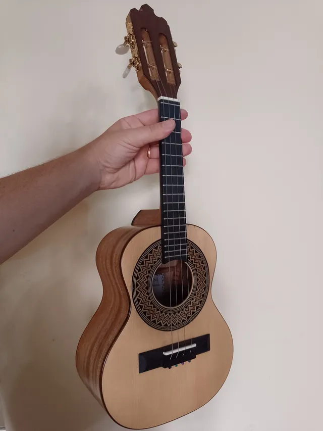 Cavaquinho artesanal com faixa e fundo em Mogno Africano e tampo de Abeto Alemão