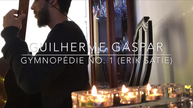 Guilherme Gaspar tocando violão Brandini durante performance da Gymnopédie No. 1 de Erik Satie