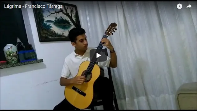 Guilherme Gaspar tocando violão Brandini durante performance de Lágrima, de Francisco Tárrega