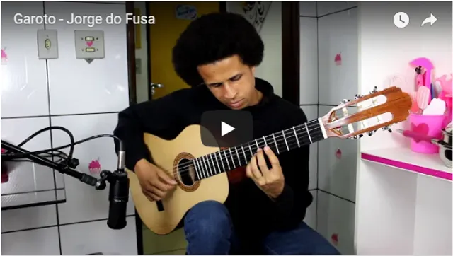 Rafa Nascimento tocando violão Brandini durante performance de Jorge do Fusa, de Garoto