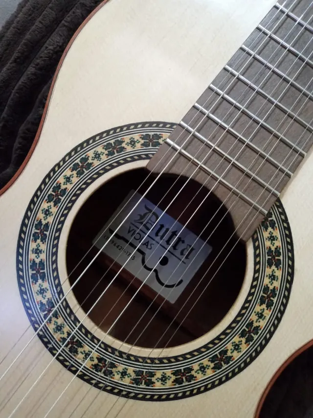 Violas caipiras artesanais produzidas pelo luthier Ademir Dutra